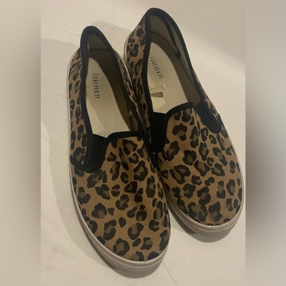 EUC Forever 21 Leopard Slip on Shoe size 9